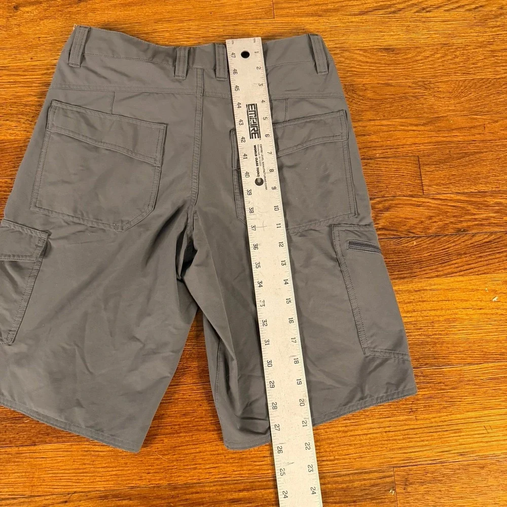 Patagonia Men's Wavefarer Cargo Boardshorts in a charcoal/forge gray Size 30